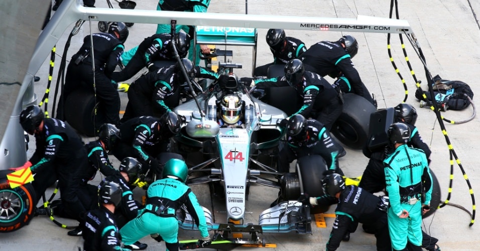 F1, FIA contro Mercedes per i pit stop fasulli