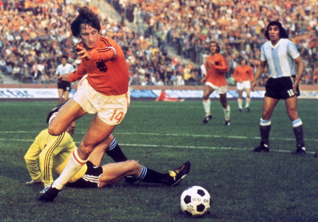 Cruijff, l'uomo che ha diviso il calcio tra "prima" e "dopo"