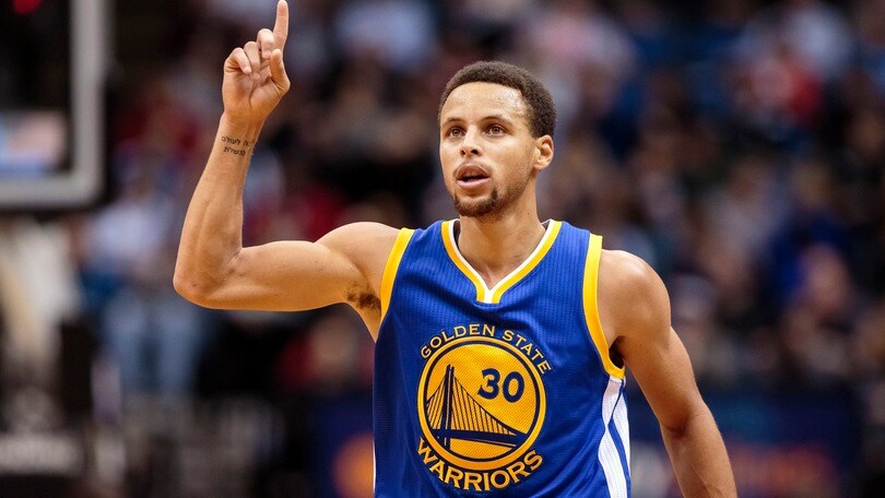 Steph Curry attaccato alla maglia