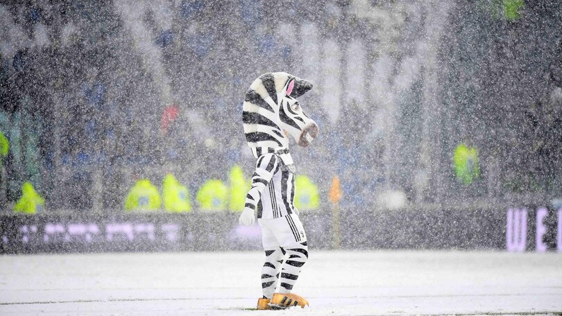 La neve ferma la Juventus, rinviato il match con l'Atalanta: ecco lo Stadium imbiancato