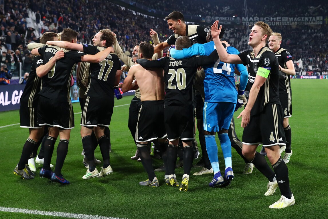 Bambini con la maglia dell'Ajax