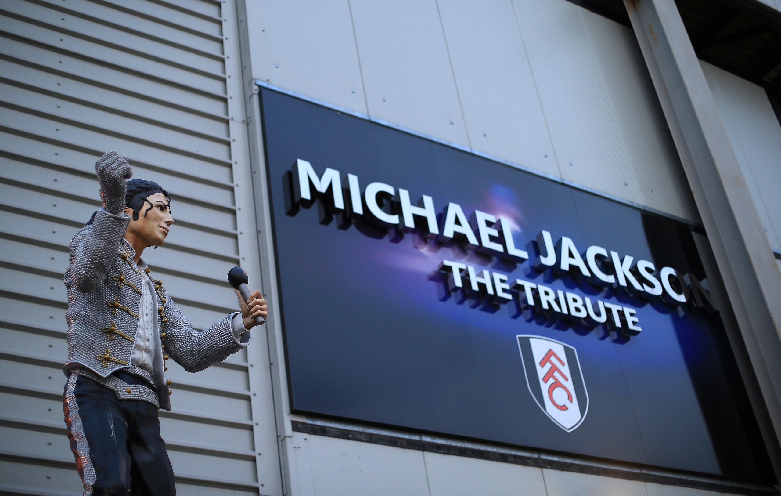 La statua del Fulham per Michael Jackson