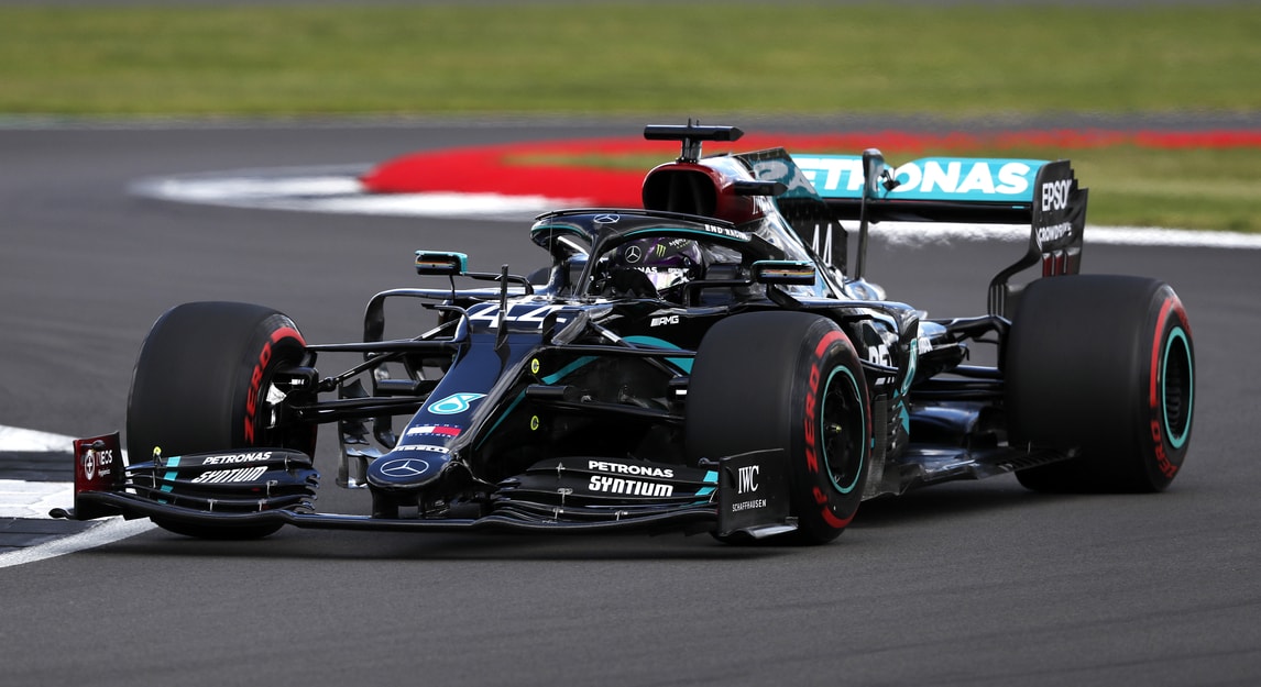 Hamilton, pole e record della pista a Silverstone