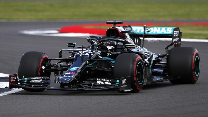Hamilton, pole e record della pista a Silverstone