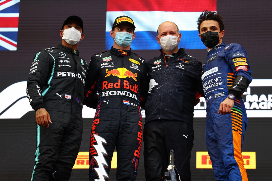 F1, Gp Emilia Romagna: la vittoria di Verstappen e la rimonta di Hamilton