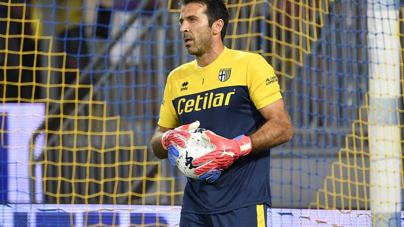 Gianluigi Buffon dopo 20 anni di nuovo con la casacca giallo-blu