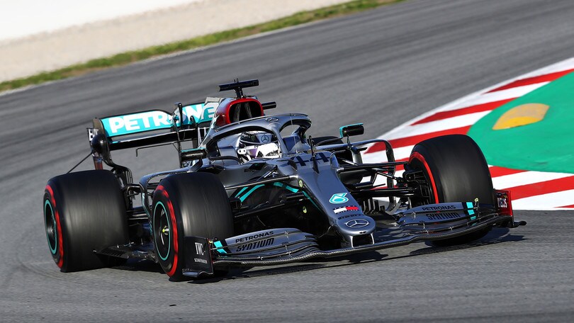 Mercedes e il ritorno alla livrea argentata