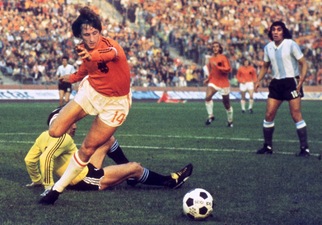 Cruijff, l'uomo che ha diviso il calcio tra "prima" e "dopo"