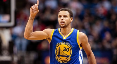 Steph Curry attaccato alla maglia