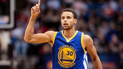 Steph Curry attaccato alla maglia