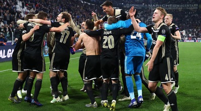 Bambini con la maglia dell'Ajax