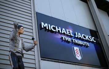 La statua del Fulham per Michael Jackson