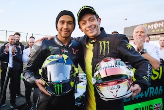 Rossi-Hamilton e uno scambio all'insegna della passione motoristica