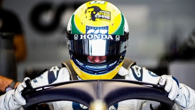 Gasly e il casco donato alla Fondazione Senna