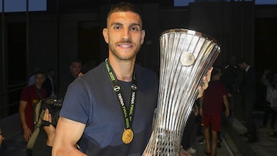 Conference League - Giocatori e tifosi della Roma festeggiano la vittoria