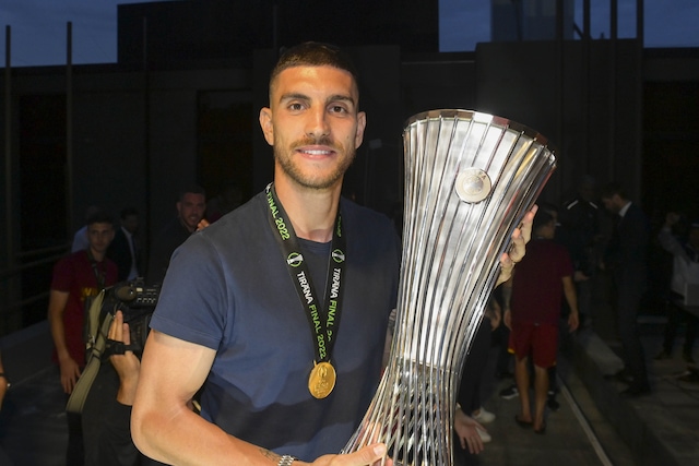 Conference League - Giocatori e tifosi della Roma festeggiano la vittoria