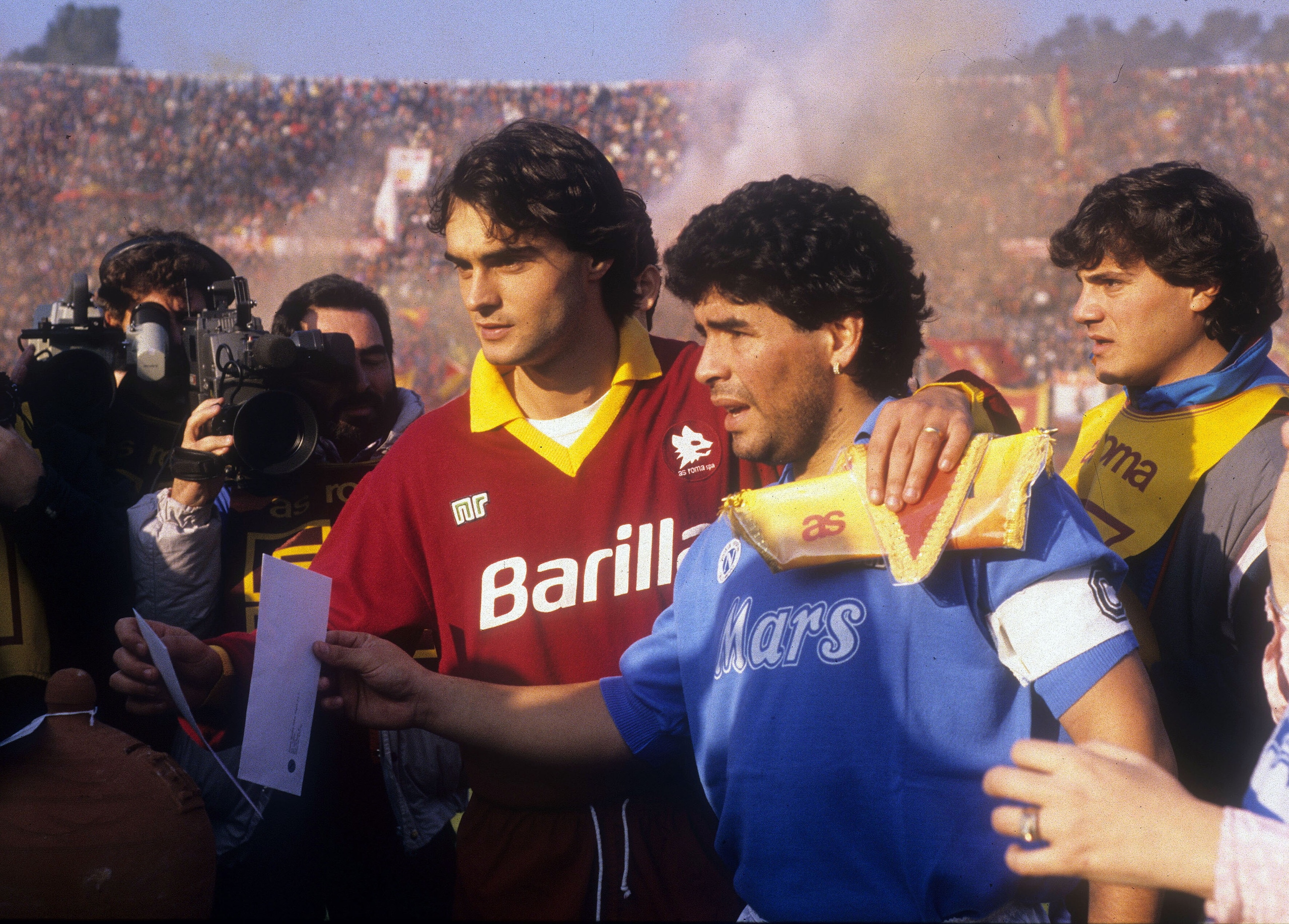 Diego Armando Maradona con Giuseppe Giannini capitano della A.S. Roma 
