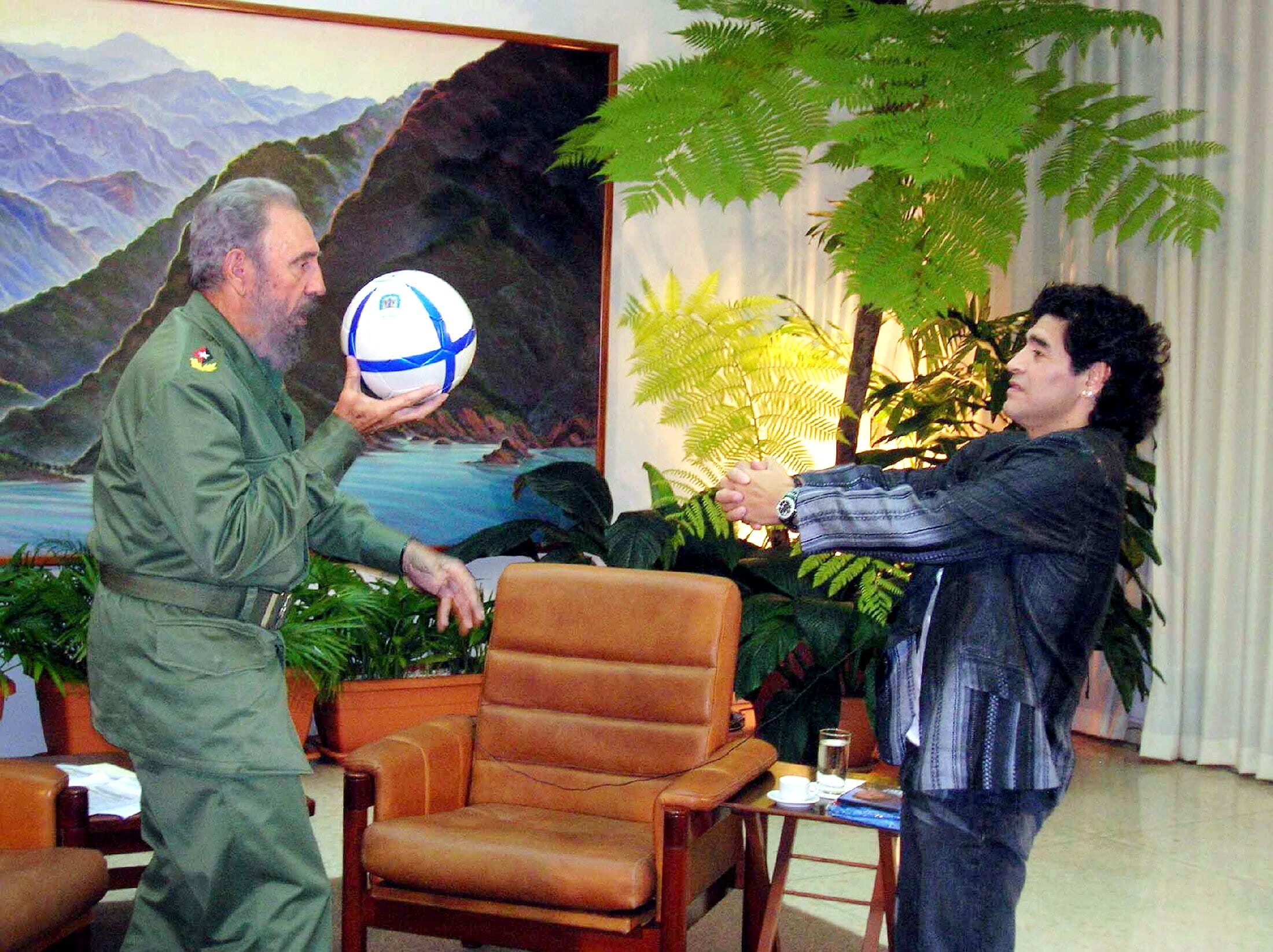 Diego Armando Maradona  palleggia con Fidel Castro
