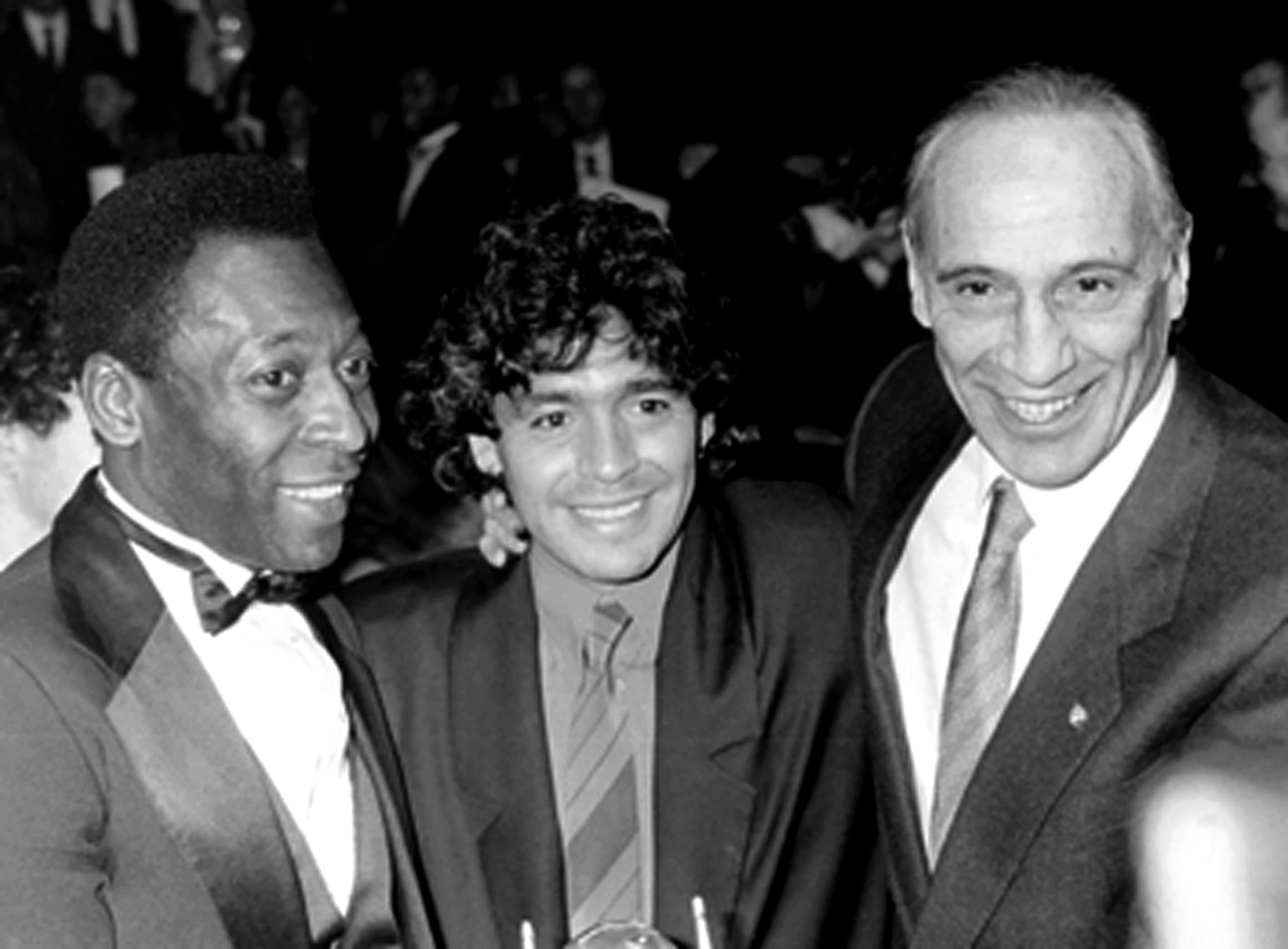 Diego Armando Maradona tra Pelè ( Edson Arantes do Nascimento) e Enzo Bearzot, ex CT della nazionale italiana di calcio 