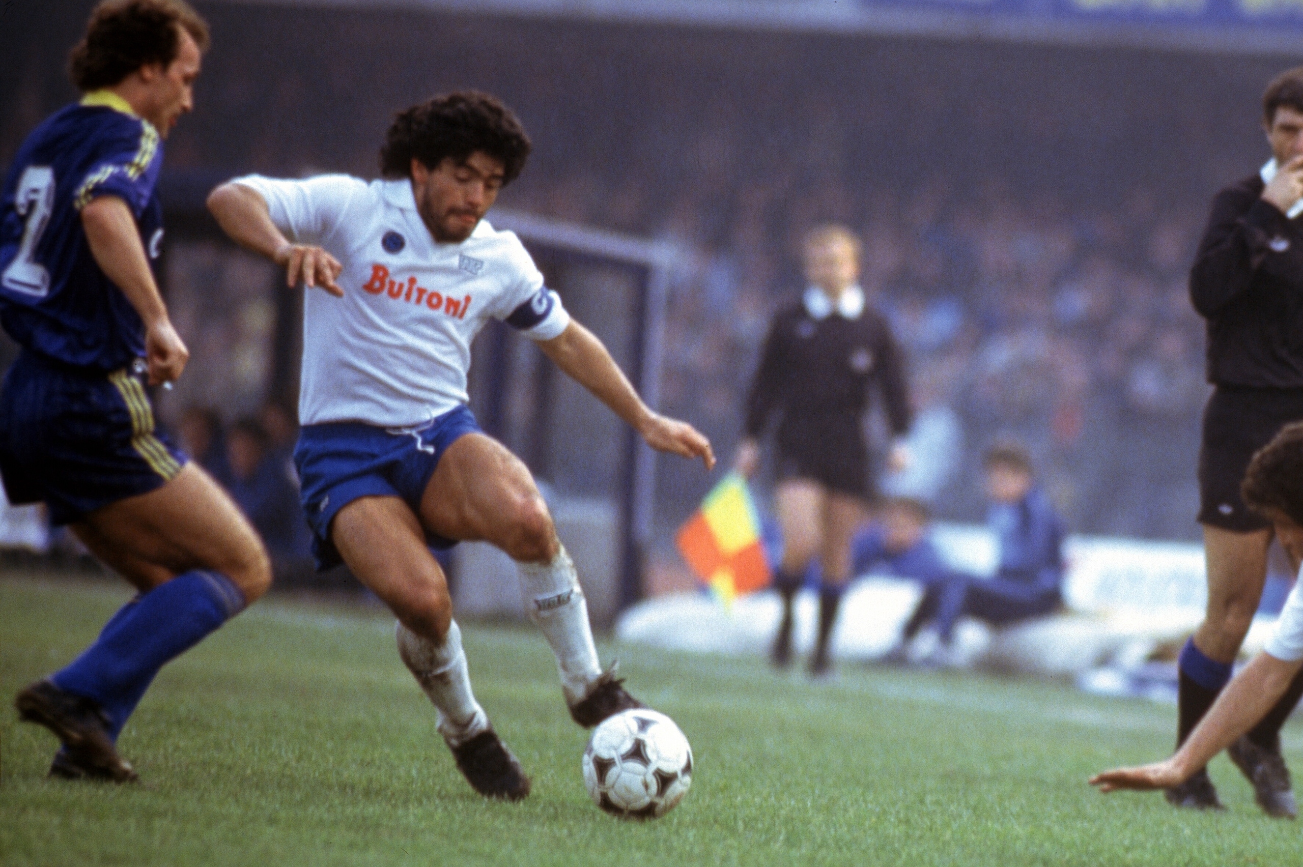 Diego Armando Maradona in azione 