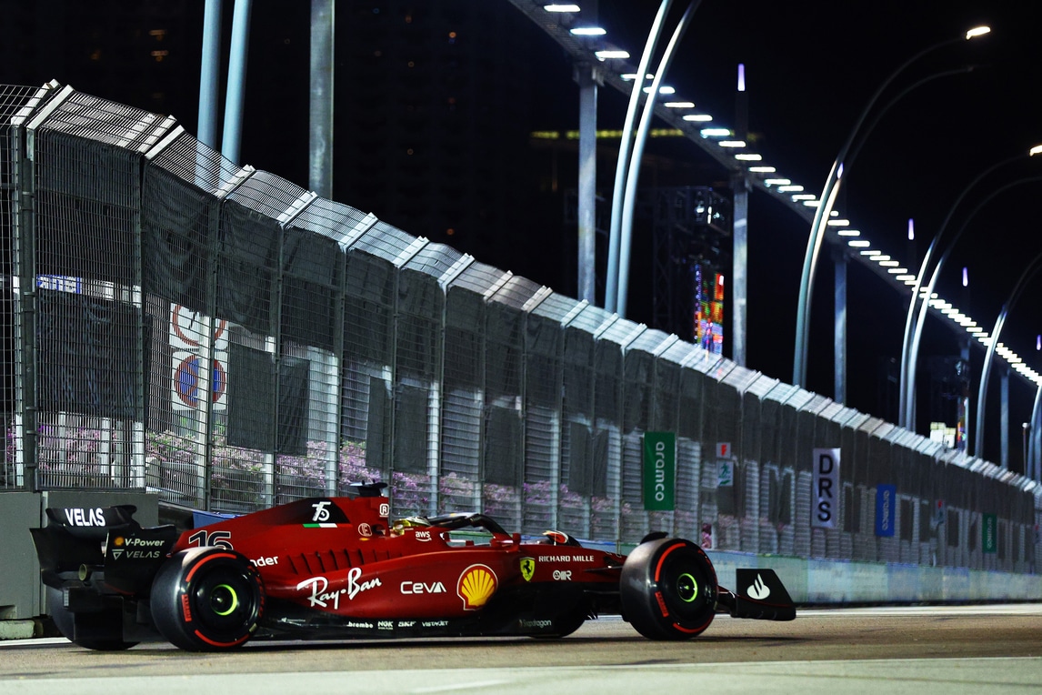 F1 Singapore: Leclerc in pole, Verstappen penalizzato dalla squadra
