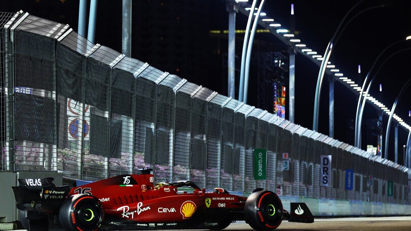 F1 Singapore: Leclerc in pole, Verstappen penalizzato dalla squadra
