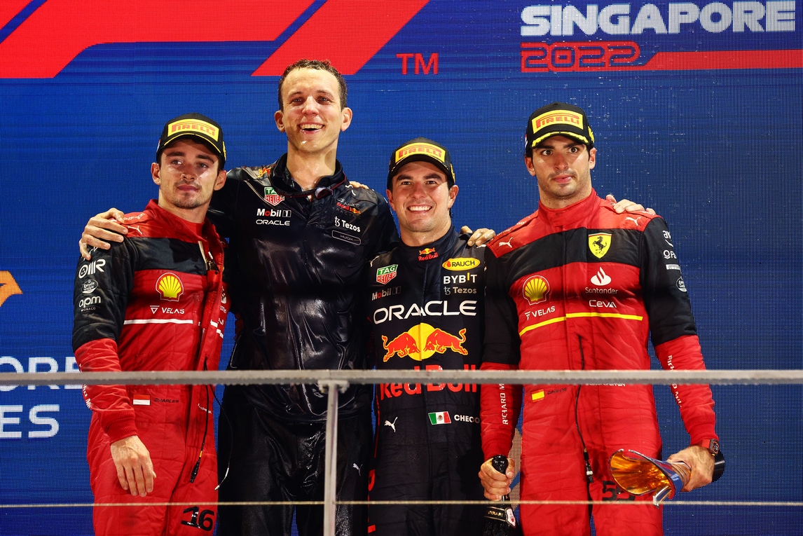 F1 Singapore: vince Perez, Leclerc e Sainz sul podio