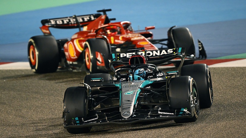 Russell va lungo e Leclerc ne approfitta: che sorpasso Ferrari in Bahrain