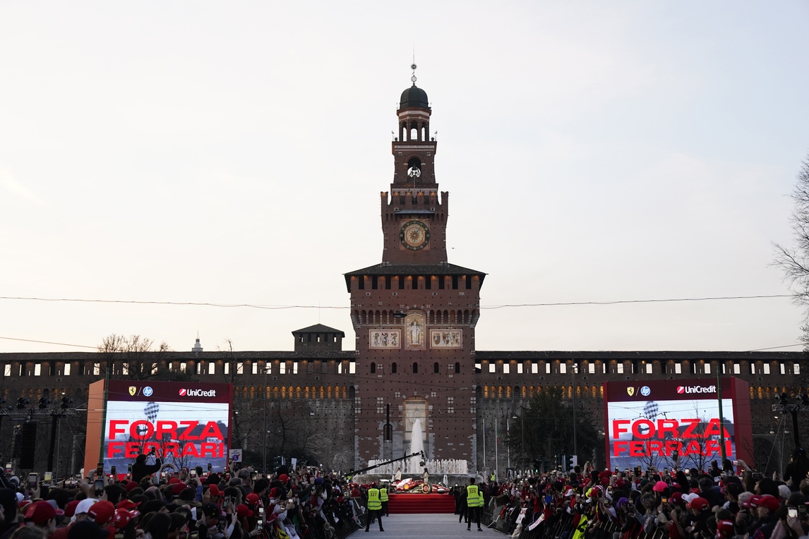 Ferrari e la presentazione di Piazza Castello