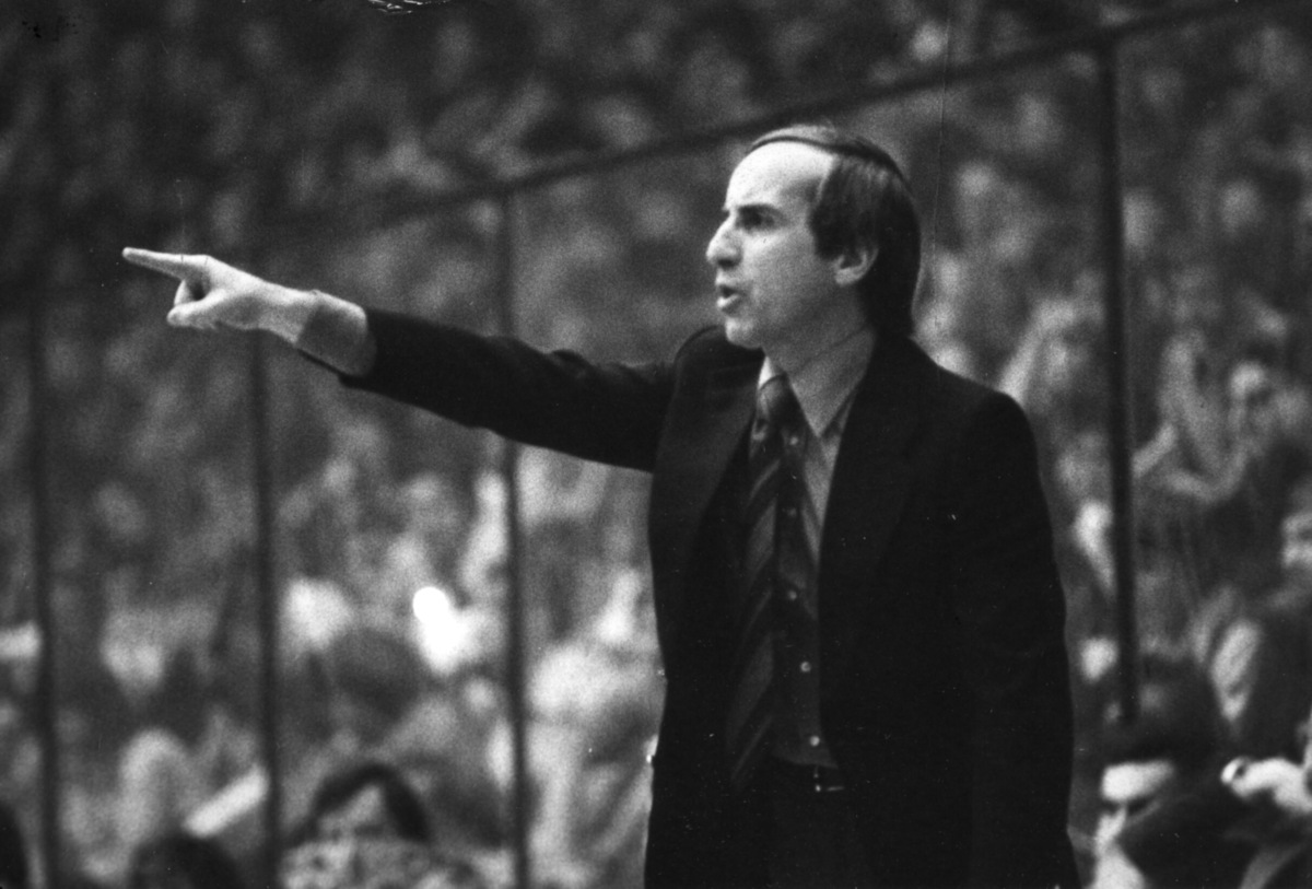 “Mamma, butta la pasta!”: 90 anni di Dan Peterson tra mito TV e rivoluzione del basket