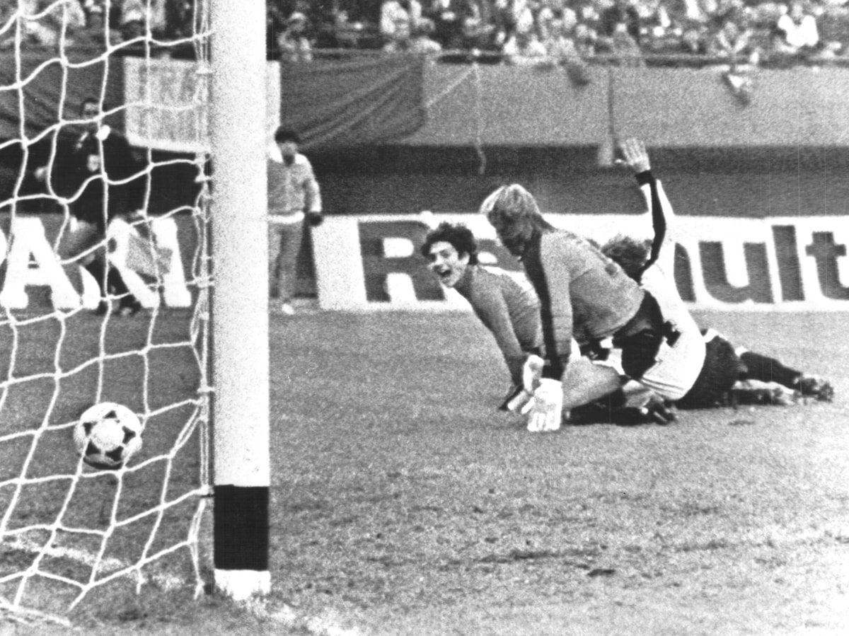 Vi spieghiamo la storia dei pali listati di nero ad Argentina '78