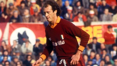 La firma di Falcão con la Roma