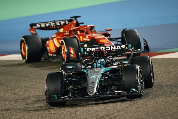 Russell va lungo e Leclerc ne approfitta: che sorpasso Ferrari in Bahrain