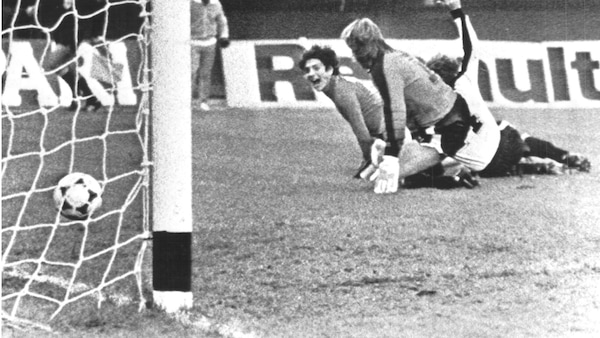 Vi spieghiamo la storia dei pali listati di nero ad Argentina '78
